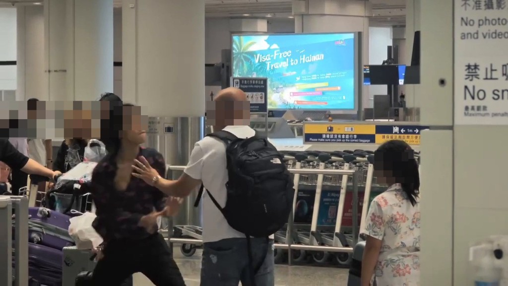 而此時,片段中已站起來的光頭佬與長髮男再度 十指緊扣糾纏,及後一名似乎認識長髮男的女子 上前勸交,高喊「我自己都有兩個女,你唔好咁 ......」,把兩雙方分隔開來,短片就此結束。Threads截圖 而此時,片段中已站起來的光頭佬與長髮男再度 十指緊扣糾纏,及後一名似乎認識長髮男的女子 上前勸交,高喊「我自己都有兩個女,你唔好咁 ......」,把兩雙方分隔開來,短片就此結束。Threads截圖