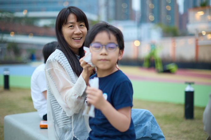 Yan在訪問期間不時停下來照顧仔仔,細心周全。 Yan在訪問期間不時停下來照顧仔仔,細心周全。