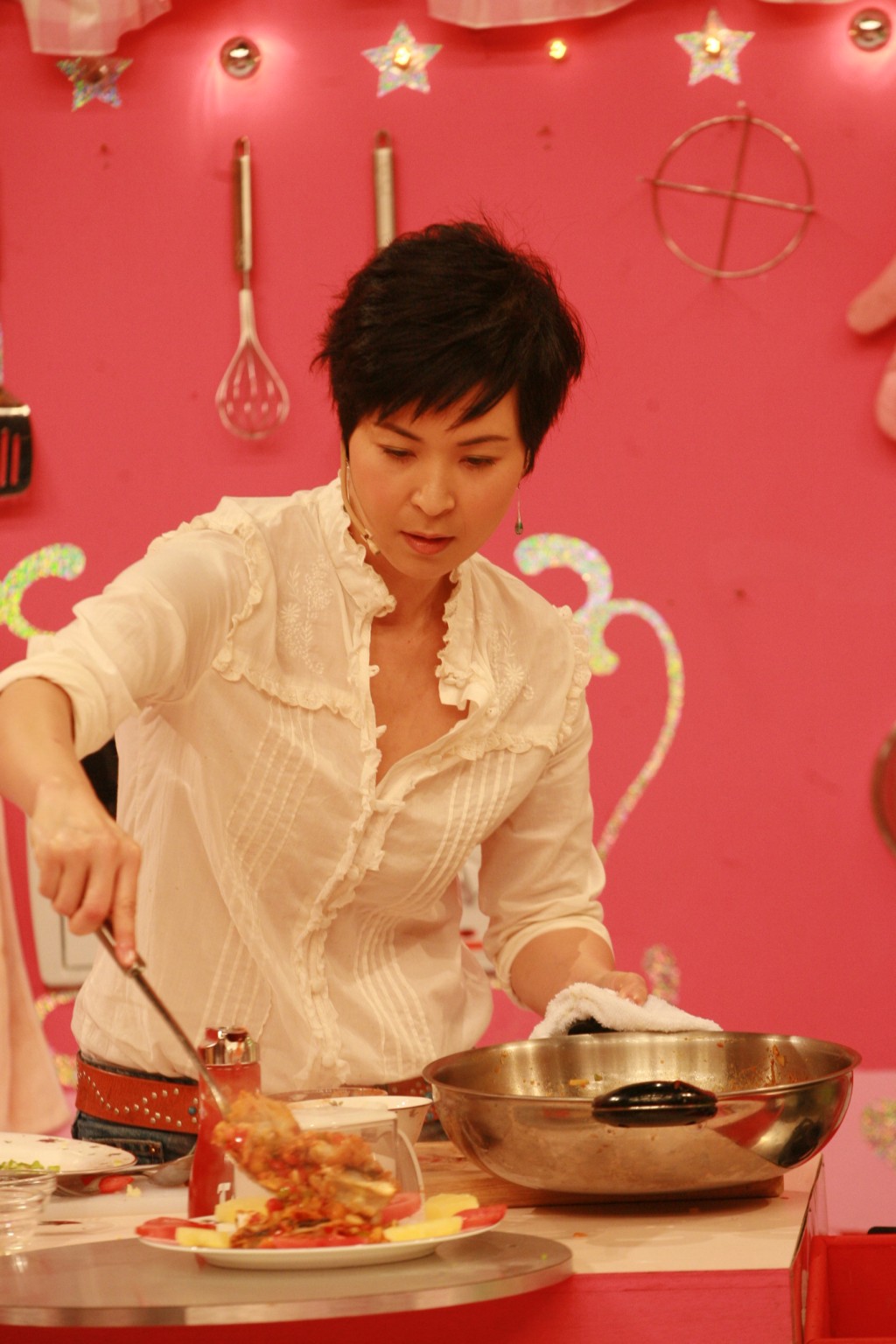  苏玉华曾于综艺节目《美女厨房》大展厨艺，因而被冠以“美女厨神”之称。
