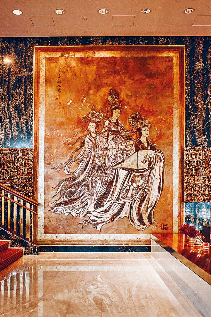 Gerald Henderson創作的仙女壁畫，已擺放在香港文華東方酒店大堂接近六十年。