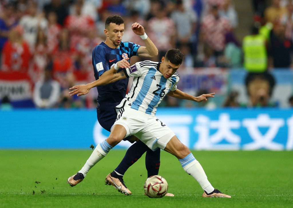 拿侯爾摩連拿（右）今夏轉投馬體會即成為正選右閘，到世界盃代表阿根廷亦然，上陣五場交出入球、助攻各一的表現更是大勇。Reuters