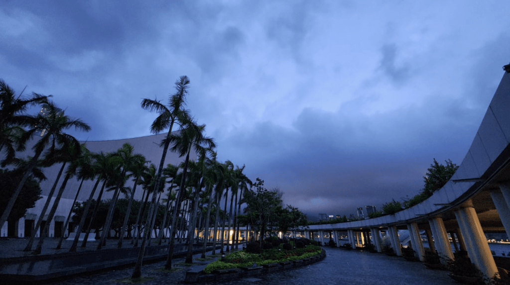 本港地區今日大致多雲，有幾陣驟雨及狂風雷暴。黎志偉攝