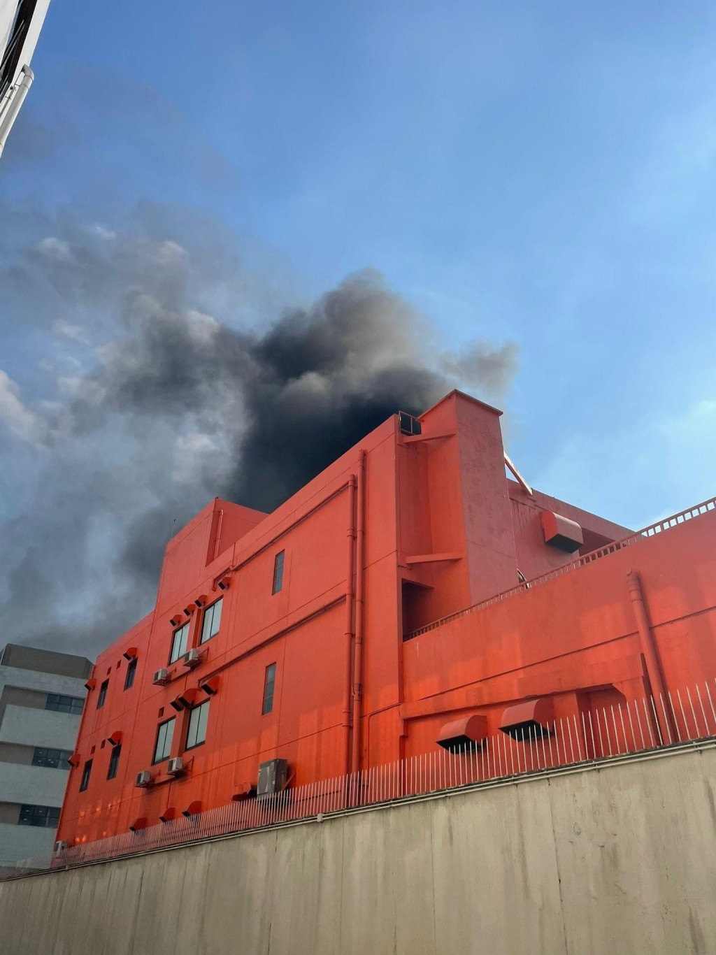 大埔工业邨有冷冻货车起火。「消防群组」FB图片