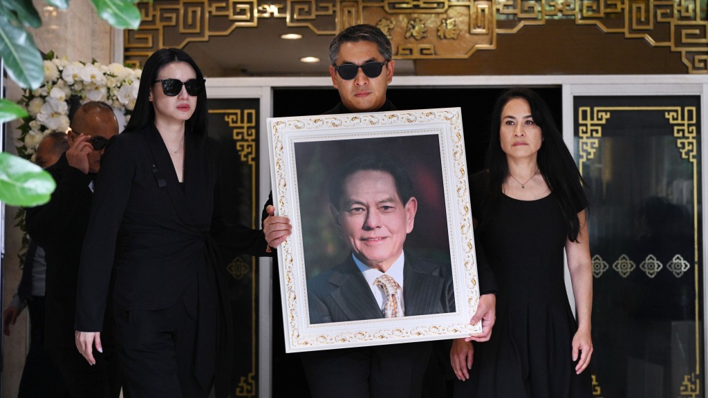 愛國商人何柱國大殮出殯 政商界友人緬懷貢獻 40年好友何超瓊憶口頭禪:我唔會點你!
