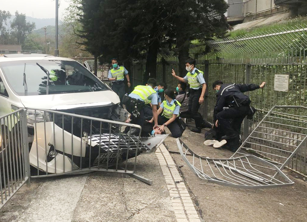私家車撞向行人路,劫匪被警方截獲。 資料圖片