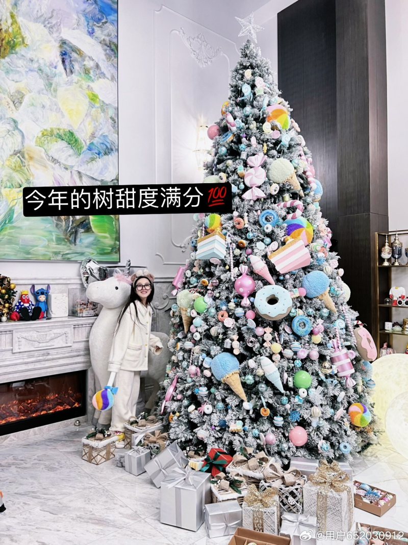 巨型聖誕樹十足商場的聖誕布置，周揚青將照片上載IG後，即引起網民指炫富味濃。