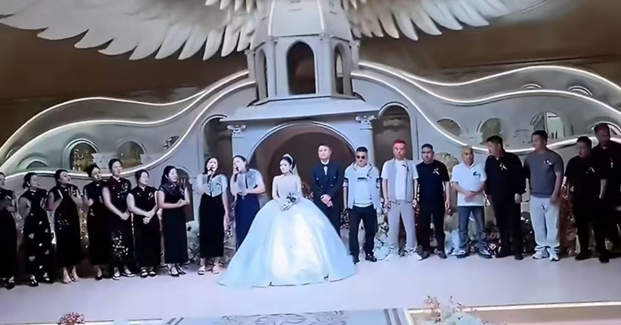 9人组成的河南“彩虹舅舅团”在网上成为焦点。