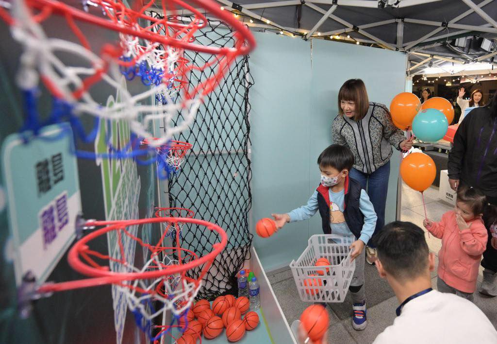 陈洁玲与市民及孩子玩摊位游戏，呼吁他们积极参与区选。政制及内地事务局facebook图片