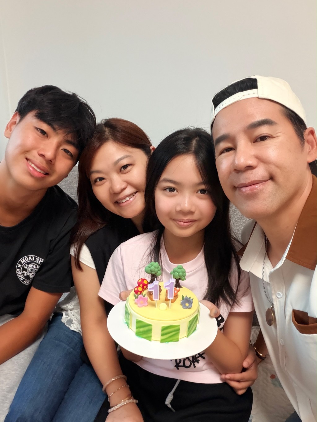 近日徐榮一家幫11歲的「包包」徐心怡慶祝生日,相中的「包包」散發出少女感。 近日徐榮一家幫11歲的「包包」徐心怡慶祝生日,相中的「包包」散發出少女感。