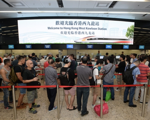 經「12306」購票的旅客,需到西九站大堂的5個指定櫃位取票。