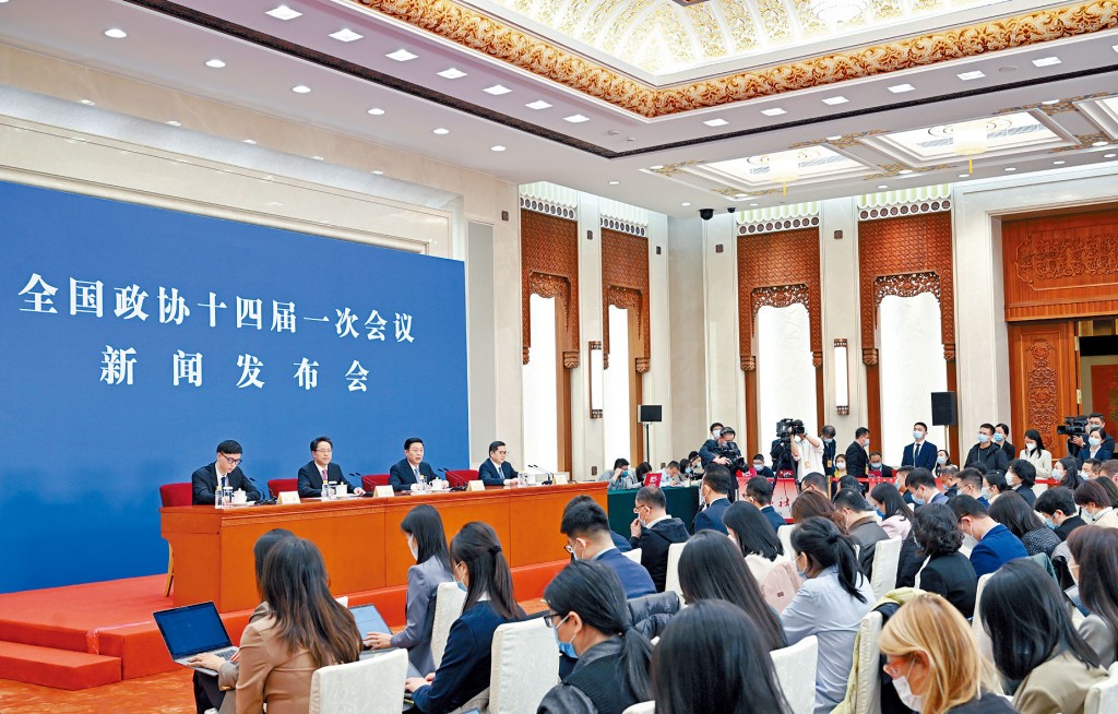 时隔3年，采访两会的记者可以再次面对面提问。