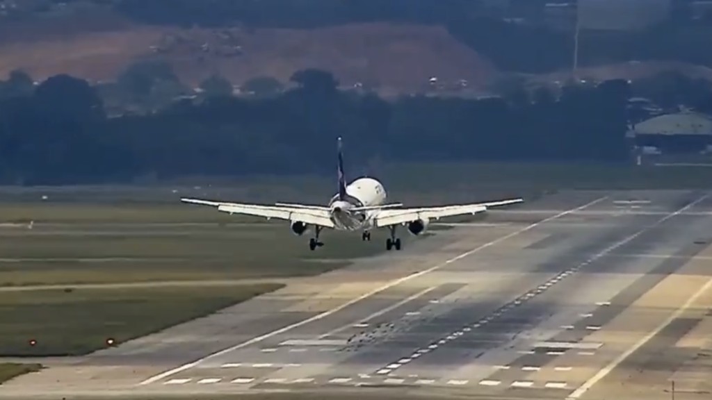 飛機在聖保羅瓜魯柳斯機場成功降落。 X