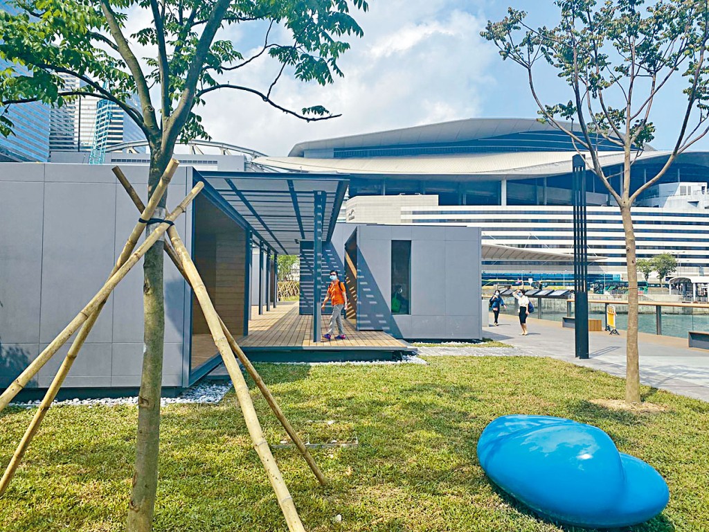 ■湾仔码头畔海滨长廊日前进一步开放，为市民提供更多的消闲空间和打卡景点。