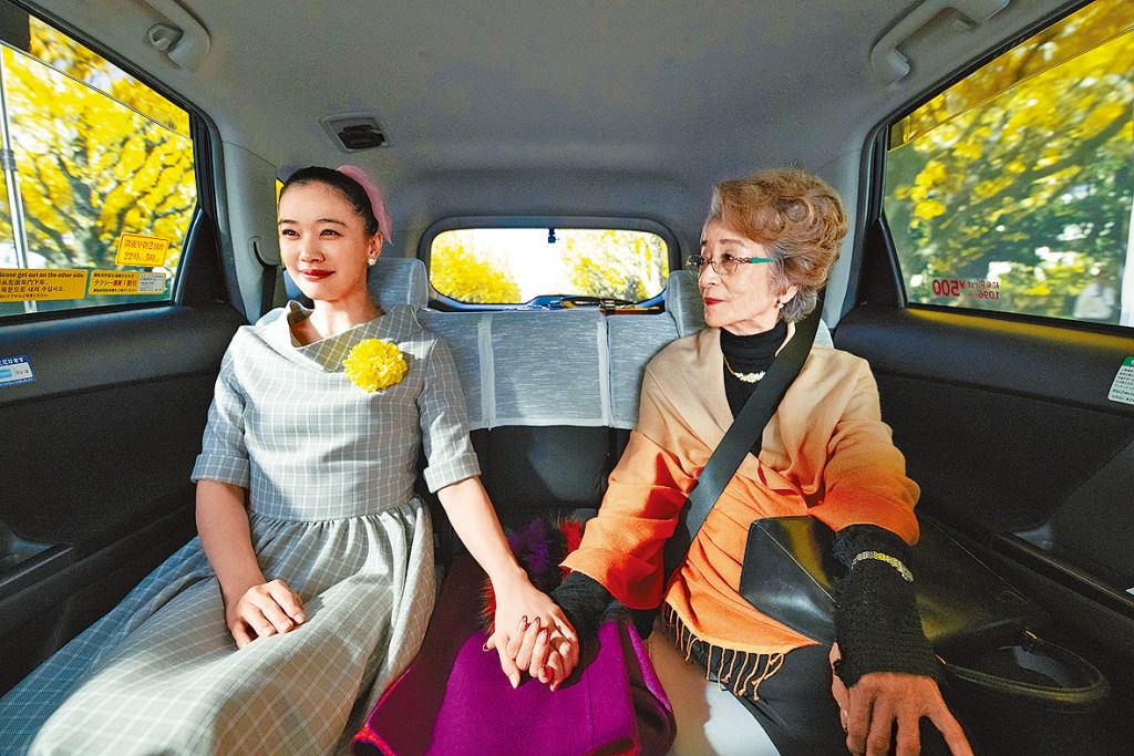 倍赏千惠子回忆年轻时的自己（苍井优饰）的遭遇，百感交集。