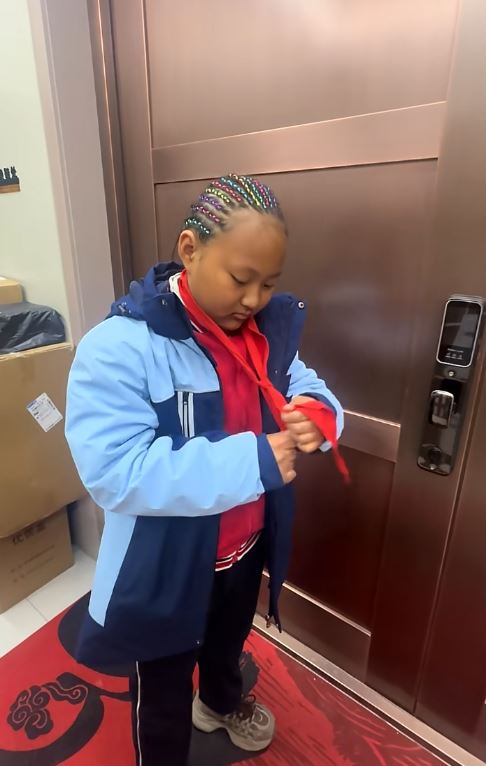 軒梓在泰國游水3日曬成「朱古力」成為網上熱話。