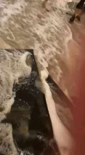 洪水湧入酒店內。