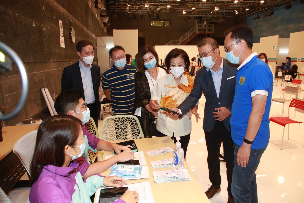 聶局長(右一)與TVB主席許濤(右二)等人了解疫苗接種安排。