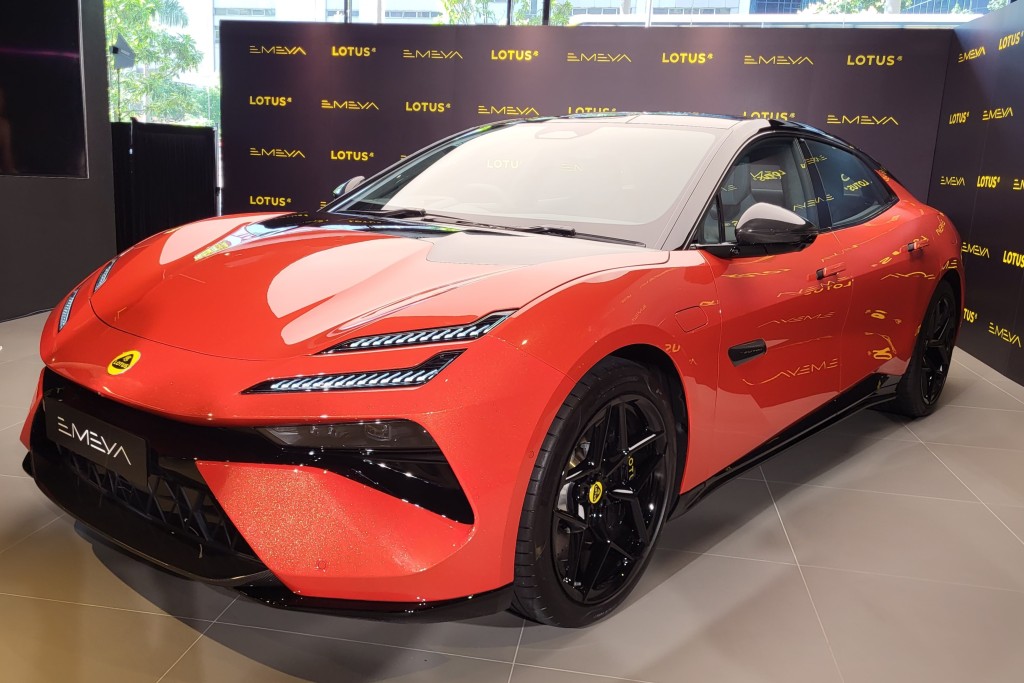 蓮花Lotus Emeya極級電動車香港登場，現場展出中級版Emeya S，售價HK$1,669,000起。