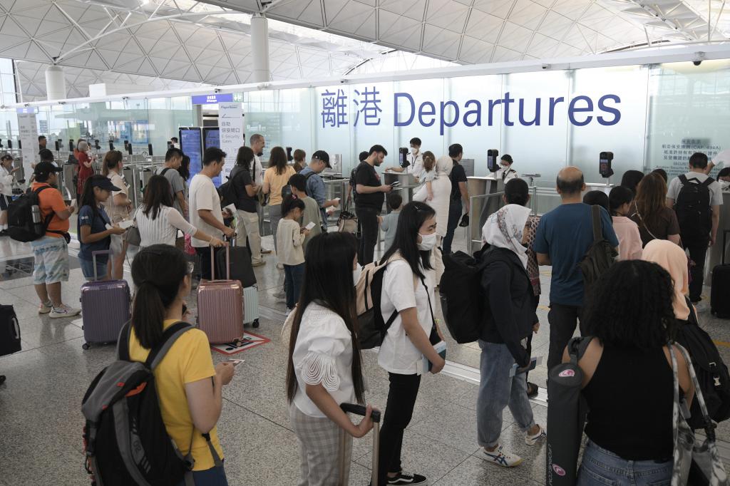 有學者指，機票成本上升令港人減少到外地旅遊。