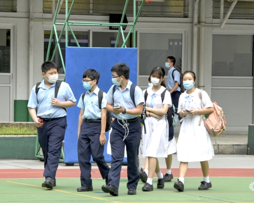 程介明建議,每日讓不同學生分批回校上課。資料圖片