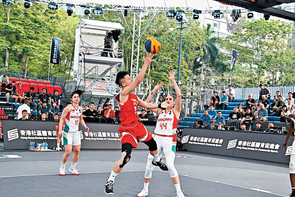 李芷均（中）在比赛中奋力作战。