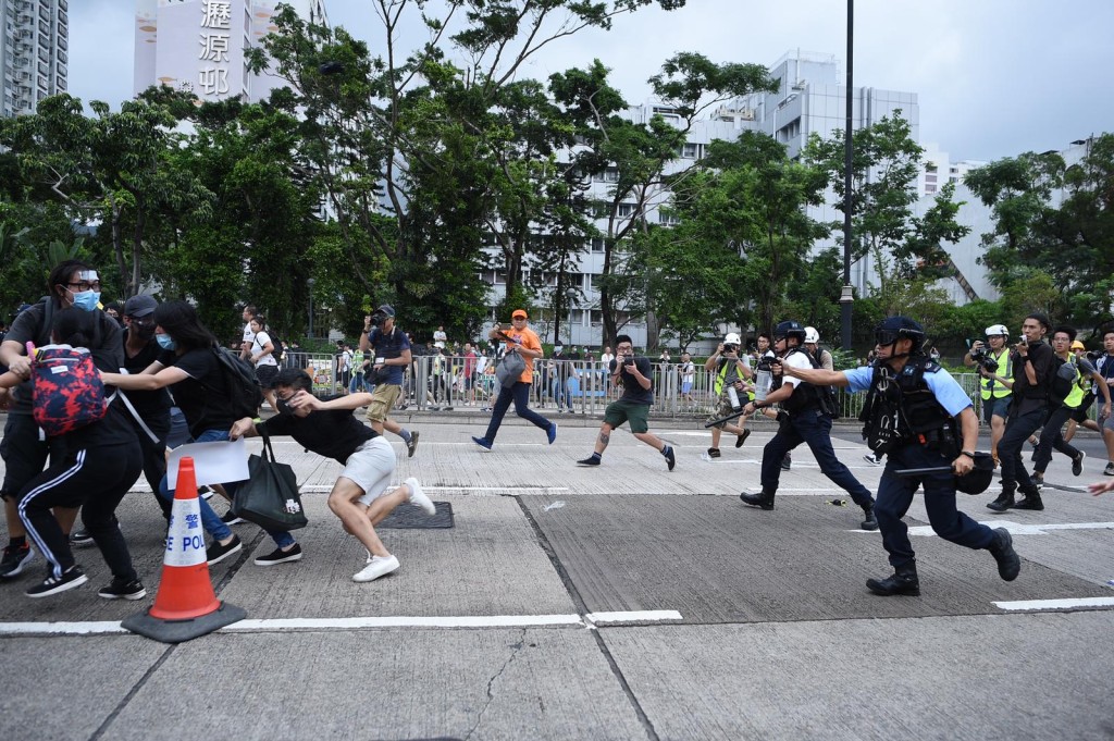 有示威者與警察爆發衝突