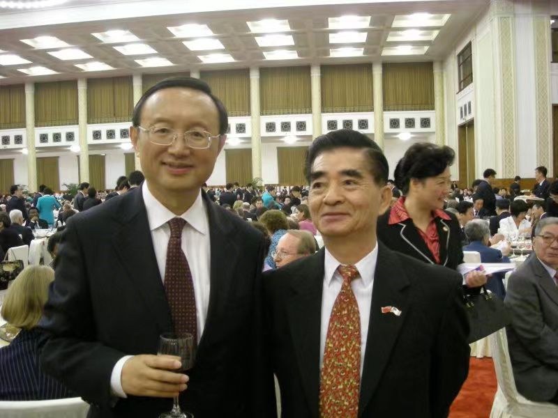 梁成运和前国务委员、外长杨洁篪在人民大会堂合影。