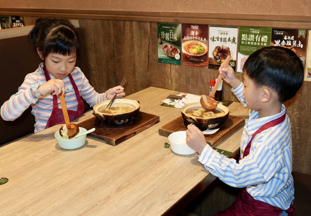 即場享用自己做的烏冬,小朋友的鰹魚湯底口味較清新,大人亦會有招牌味噌烏冬一起當下午茶。(圖片來源:《親子王》) 即場享用自己做的烏冬,小朋友的鰹魚湯底口味較清新,大人亦會有招牌味噌烏冬一起當下午茶。(圖片來源:《親子王》)