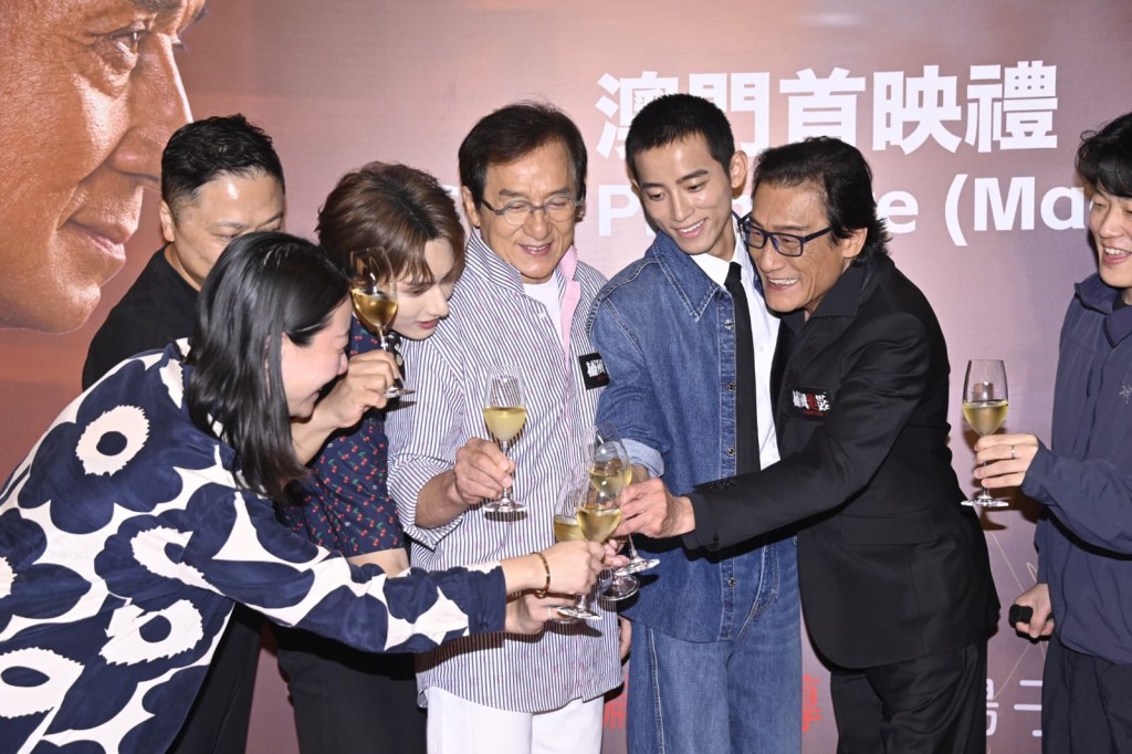 成龍透露明年參與幾部中國片。 成龍透露明年參與幾部中國片。