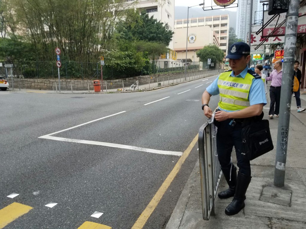 交通警下午到事發地點掛上呼籲。