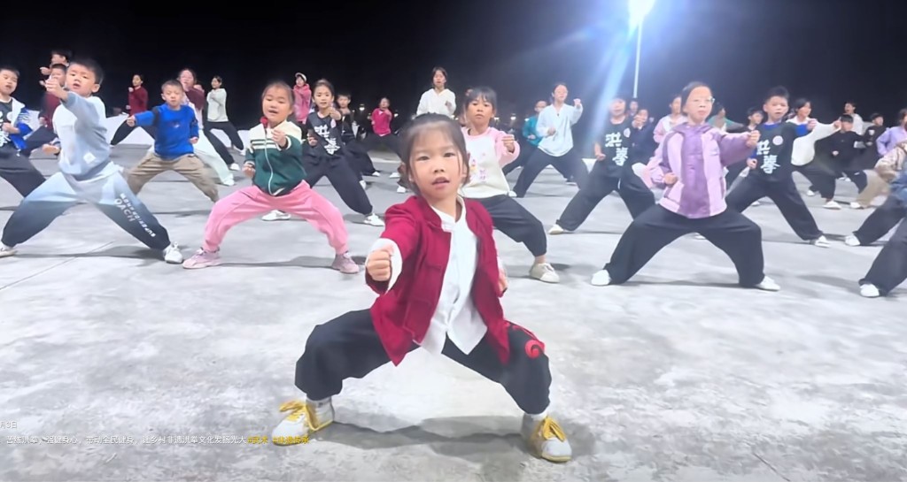 5岁的黄子君3岁时已开始刻苦练武，努力传承茂名洪拳。抖音