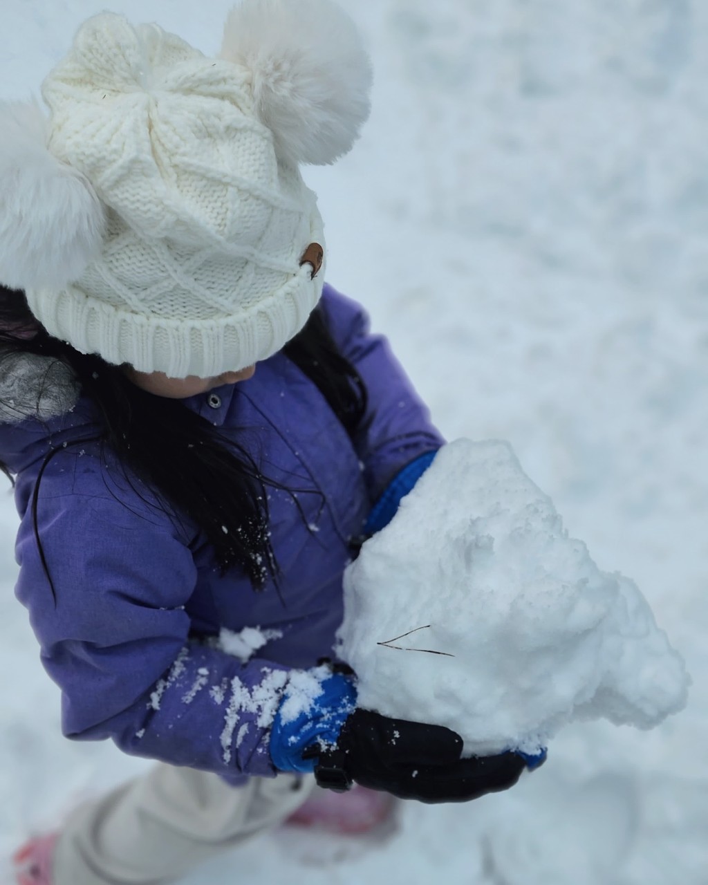 鍾嘉欣日前分享與子女在花園砌雪人的溫馨場面。