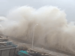颱風杜蘇芮晉江沿海登陸，超級巨浪拍岸，場面驚人。