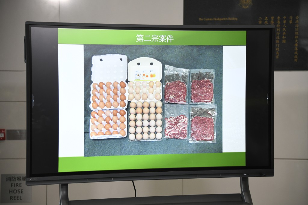 海关两案中共检获1200公斤冻肉。