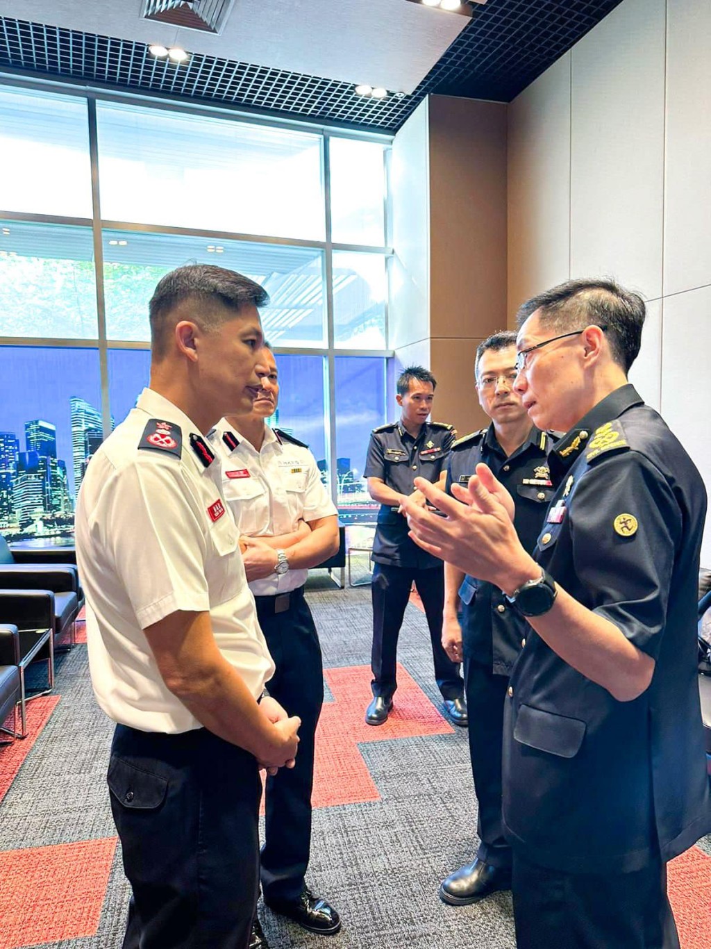消防处处长杨恩健（左一）与新加坡民防部队总监叶伟德（右一）。消防处FB图片