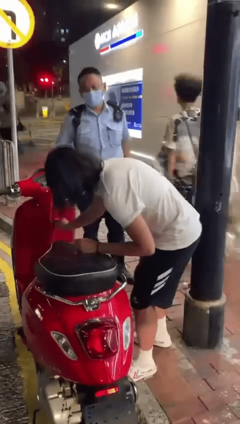 警員其後要求鐵騎士打開座椅儲物櫃。香港鐵騎館FB