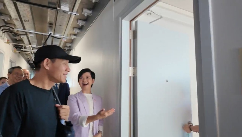 何永賢一行人日前陪同一戶三人家庭開箱青發簡約公屋 。何永賢fb影片截圖 何永賢一行人日前陪同一戶三人家庭開箱青發簡約公屋 。何永賢fb影片截圖