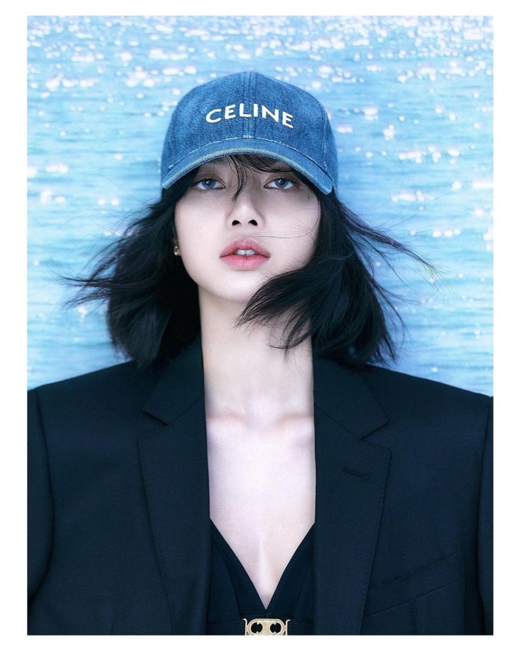 就咁着上Bra Top同西裝褸,有型又Sexy。