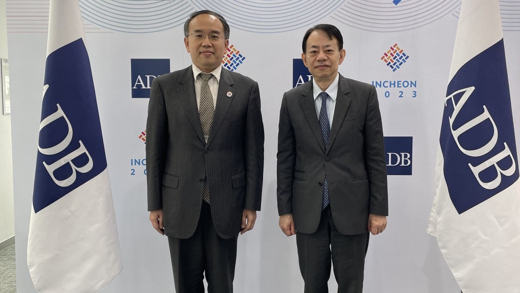 許正宇(左)與亞行行長淺川雅嗣(右)會面。