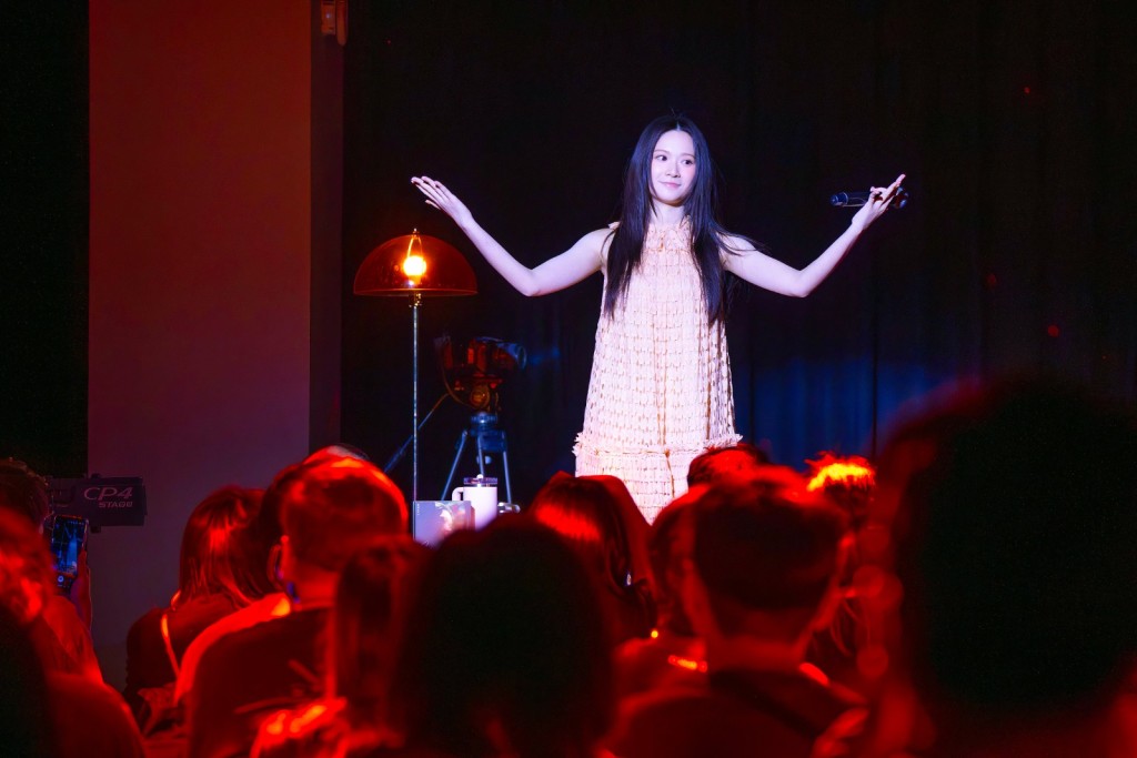 雲浩影自揭最愛深夜足浴聽歌創作。