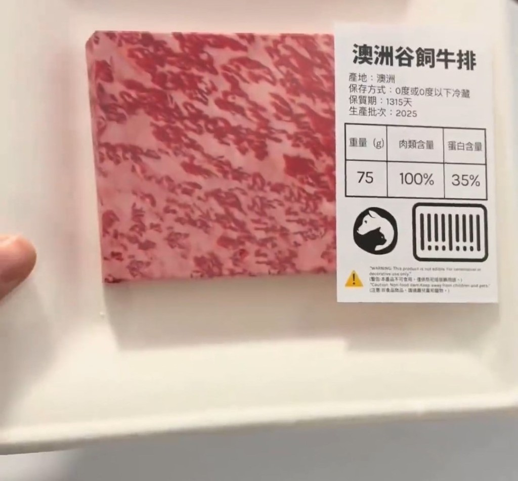 内地宠物经济市场庞大，有工作制作各式宠物祭品。微博@喜气洋洋子