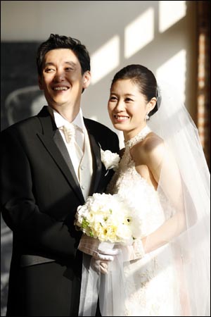 文素利愛情至上,在2006年下嫁當時寂寂無聞的導演張俊煥。