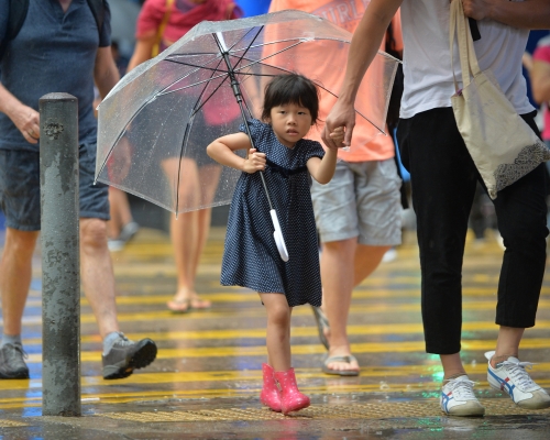 明日(9日)及周四(9日)多雲,仍有驟雨及幾陣雷暴。 資料圖片