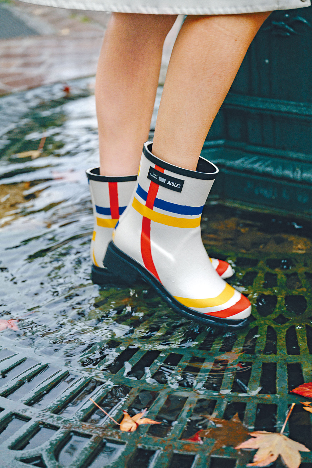法国制手工天然橡胶女装靴/$2,280，靴身饰以荷兰艺术大师Piet Mondrian名作《New York City》的色彩綫条图案；Aigle会员购物满指定金额可获赠摺叠雨伞。（Aigle）