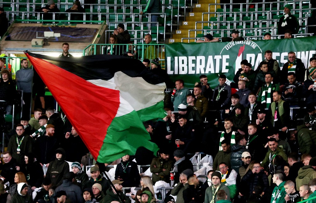 些路迪球迷在看台上高举挥舞巴勒斯坦国旗。 路透社