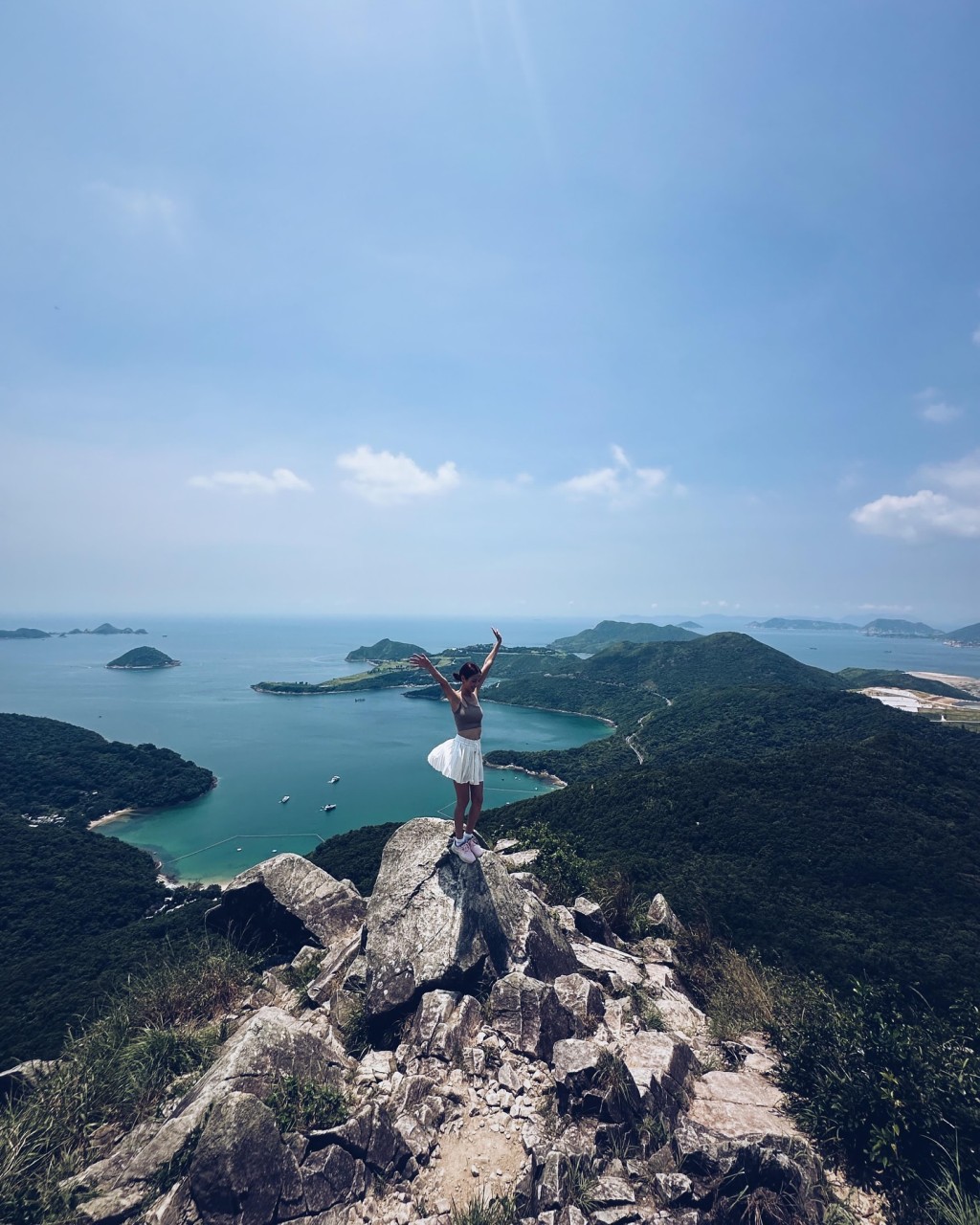 只见陈凯琳只穿了对波鞋，亦没有任何行山装备，容易发生意外，她解释：「哈哈，其实后面有岩石，只是角度问题，看起来才比较危险」。