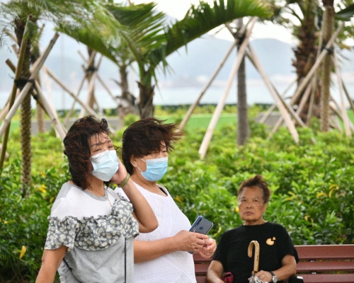 天文台在今早5時40分發出8號東北烈風或暴風信號，預料日間大部份時間維持。