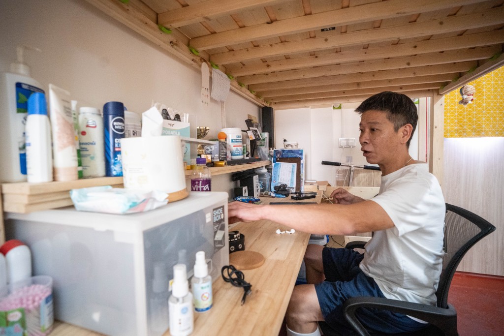 羅先生與13歲兒子原居於香港仔舊大街一個僅80呎的劏房，入住後指環境寬敞使人心情開朗。劉駿軒攝