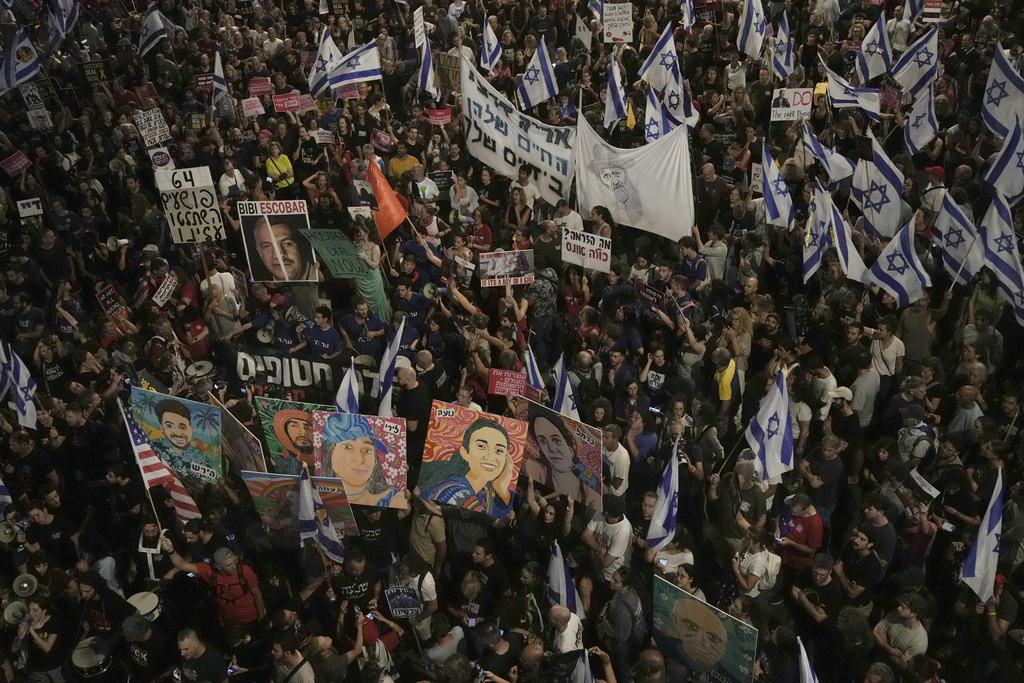 以色列民众在特拉维夫示威反对内塔尼亚胡政府，并呼吁释放被哈马斯扣押在加沙的人质。美联社