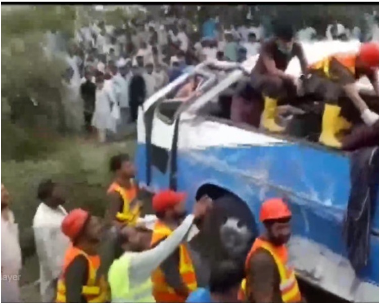 救援人員到場救出傷者。網圖